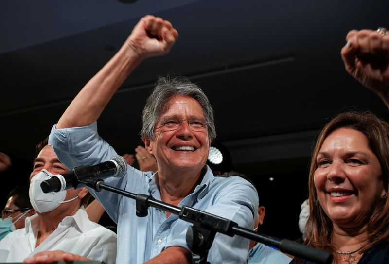 &copy; Reuters. El banquero Guillermo Lasso y su esposa Maria de Lourdes Alcivar celebran el triunfo en la segunda ronda de las elecciones presidenciales en Ecuador