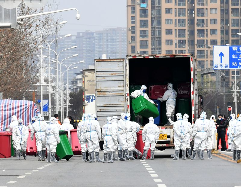 &copy; Reuters. Funcionários em trajes de proteção durante trabalho de desinfecção do mercado de Huanan, em Wuhan, na China