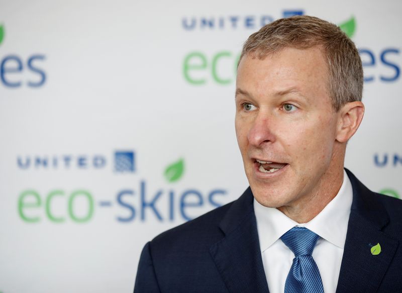 © Reuters. FILE PHOTO: FILE PHOTO: United Airlines president Scott Kirby speaks at O'Hare International Airport in Chicago