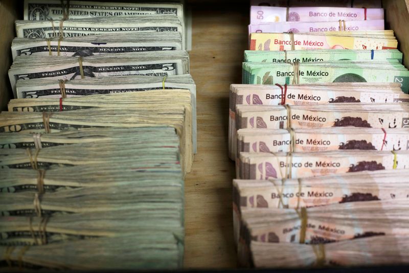 © Reuters. Imagen de archivo de varios fajos de billetes de México y dólares estadounidenses en una casa de cambio en la fronteriza ciudad mexicana Ciudad Juárez. 15 de enero de 2018. REUTERS / José Luis González