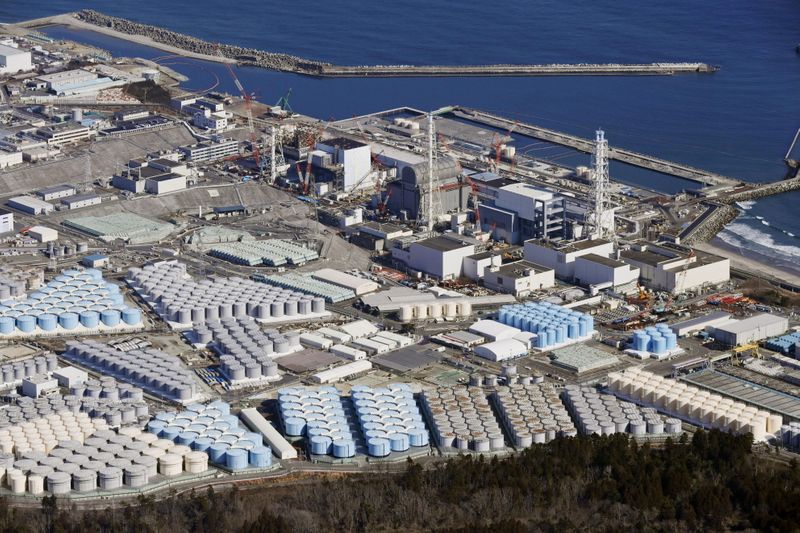 &copy; Reuters. Foto aérea de los tanques de almacenamiento de agua tratada en la planta nuclear de Fukushima Daiichi en Okuma, en la prefectura de Fukushima