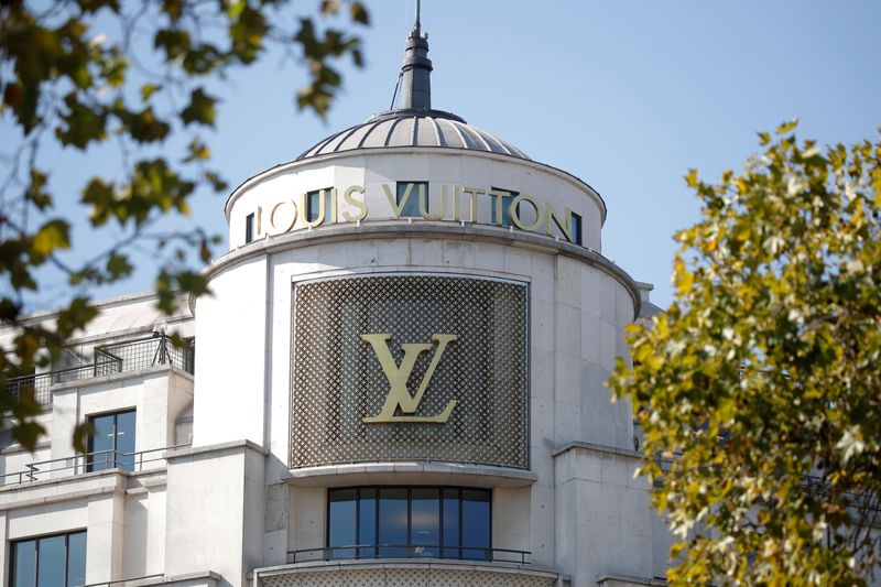 &copy; Reuters. FILE PHOTO: Louis Vuitton logo outside a store in Paris