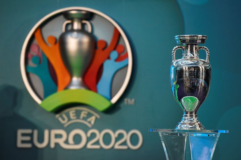 &copy; Reuters. Il logo di Uefa 2020 a fianco della Coppa Henri Delauney a Londra