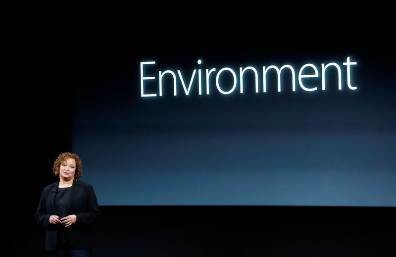 © Reuters. FILE PHOTO: Lisa Jackson, Apple vice president for Environment, Policy and Social Initiatives, speaks during an event at Apple headquarters in Cupertino, California
