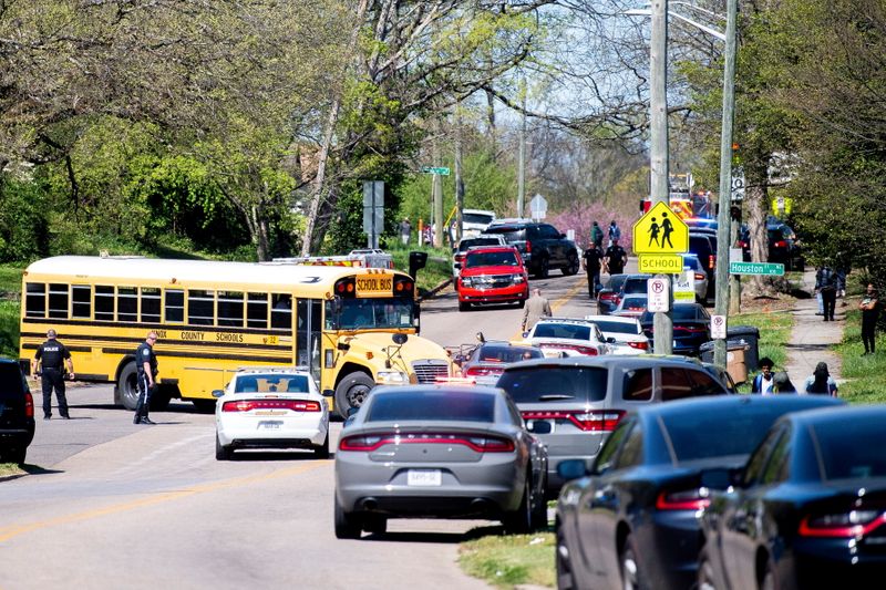 &copy; Reuters. Ataque a tiros na Austin-East Magnet High School em Knoxville, Tennessee, EUA