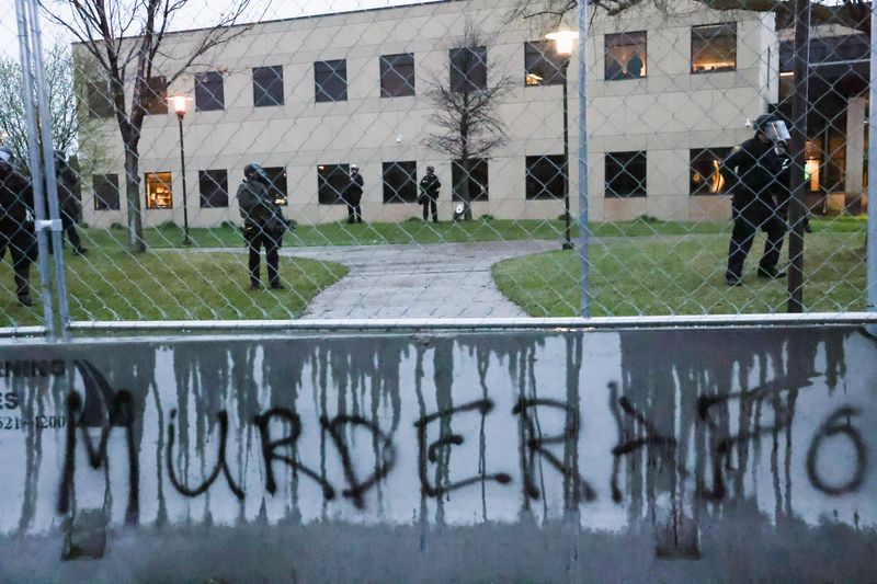 &copy; Reuters. Manifestantes protestam do lado de fora do Departamento de Polícia de Brooklyn Center, em Minnesota