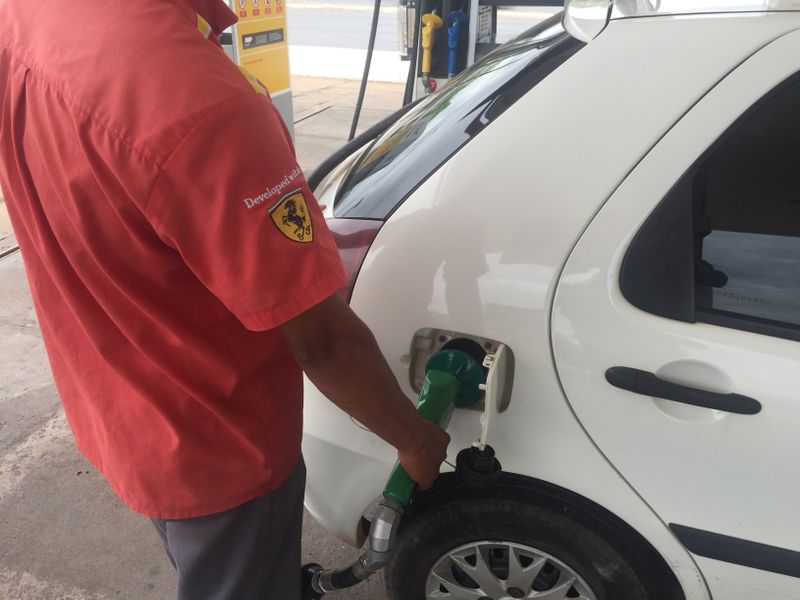 © Reuters. Carro abastecido a etanol em posto em Cuiabá (MT)