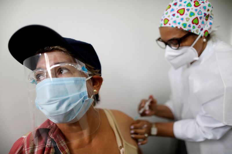 &copy; Reuters. Foto de archivo de una mujer resibiendo la vacuna Sputnik V contra el coronavirus en Caracas