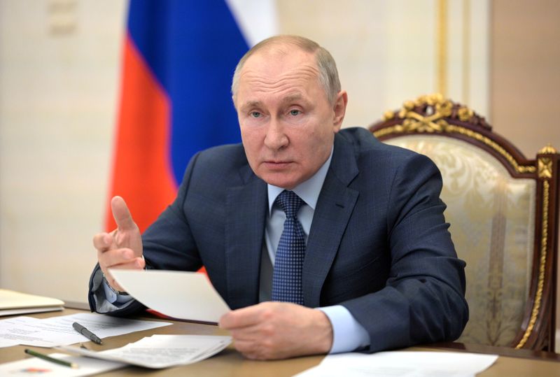 © Reuters. FILE PHOTO: Russian President Putin chairs a meeting with senior members of the government in Moscow