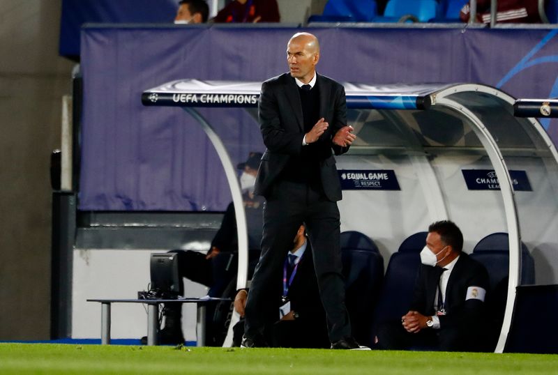 &copy; Reuters. زيدان: ريال مدريد المنهك لن يركن للراحة في آنفيلد رغم فوزه 3-1 ذهابا