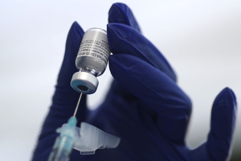 © Reuters. FILE PHOTO: A healthcare worker prepares a Pfizer coronavirus disease (COVID-19) vaccination in Los Angeles