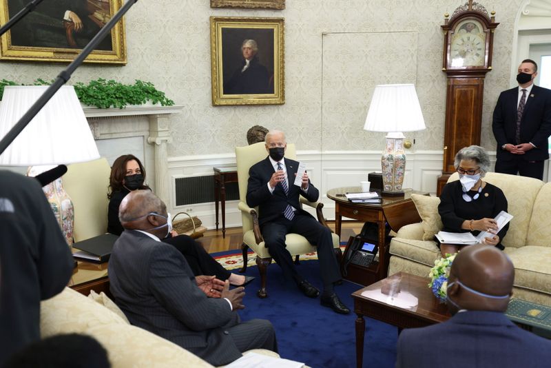 &copy; Reuters. Biden durante reunião com parlamentares na Casa Branca