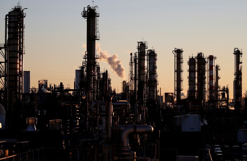 &copy; Reuters. FILE PHOTO: Smoke rises from a factory during the sunset at Keihin industrial zone in Kawasaki