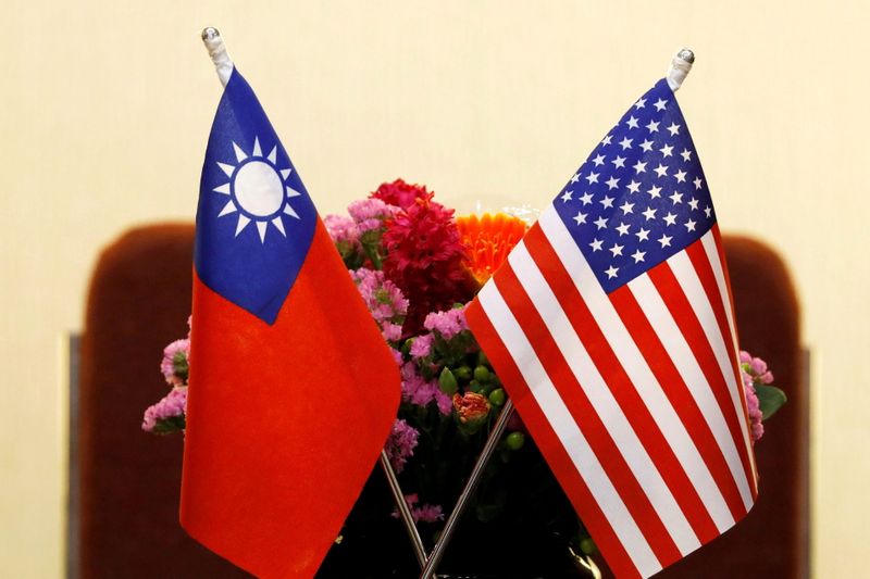 © Reuters. FILE PHOTO: Flags of Taiwan and U.S. are placed for a meeting in Taipei