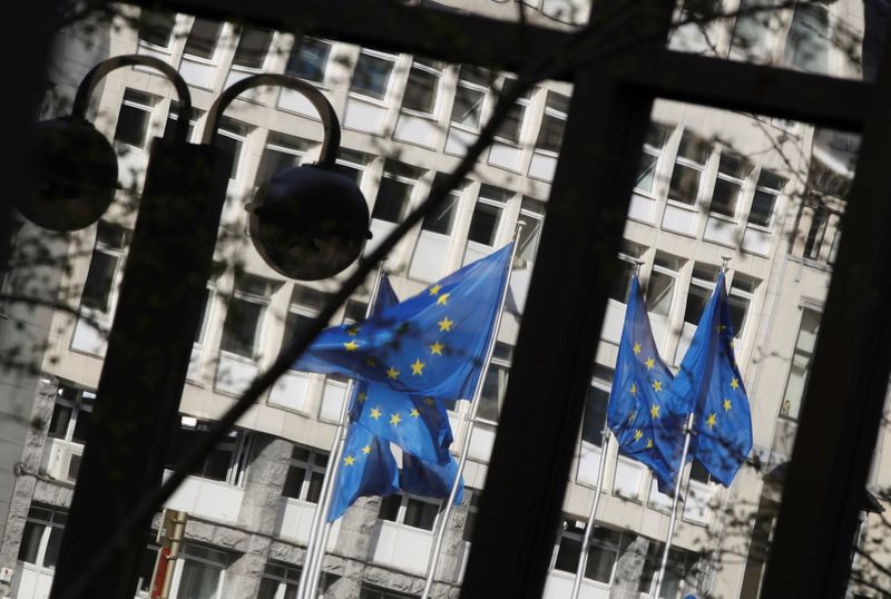 &copy; Reuters. Bandiere dell&apos;Unione europea davanti alla sede della Comissione Ue
