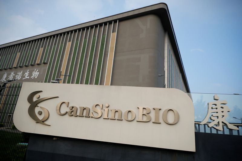 &copy; Reuters. El logotipo de la empresa china especialista en vacunas CanSino Biologics Inc. en la sede de la compañía en Tianjin, durante la epidemia de coronavirus (COVID-19), China