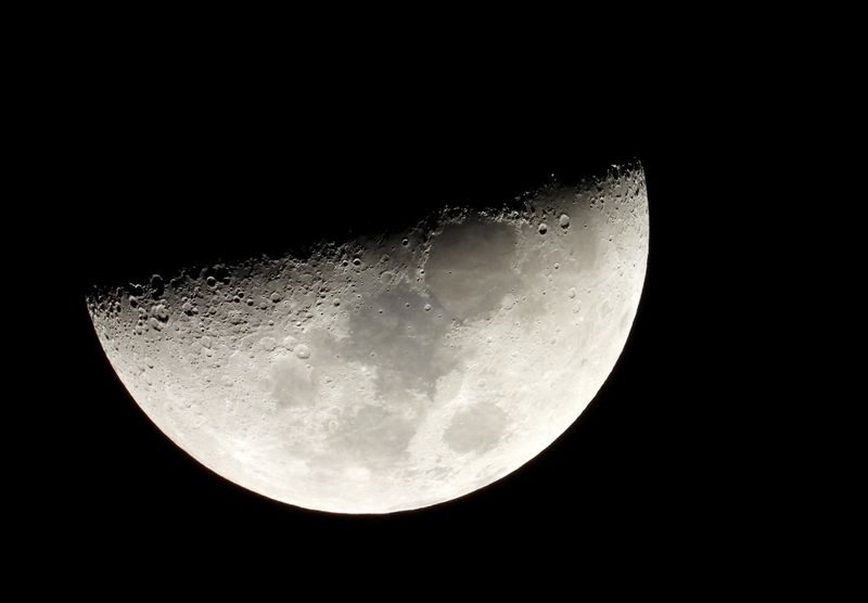 &copy; Reuters. La luna durante la conjunción visible más cercana de Júpiter y Saturno en 400 años, en Tejeda
