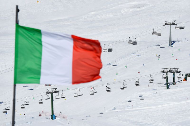 &copy; Reuters. Una bandiera italiana, a Ponte di Legno