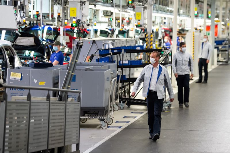 &copy; Reuters. FOTO DE ARCHIVO: Trabajadores con mascarillas en la línea de montaje de Volkswagen en Wolfsburg, Alemania