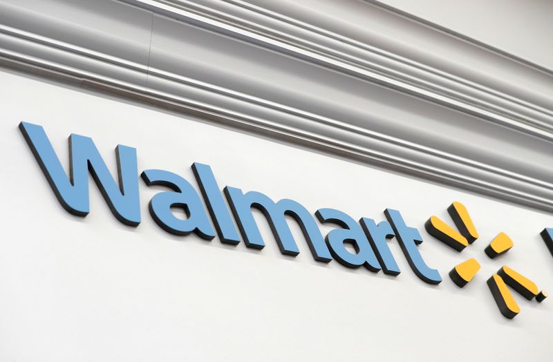 &copy; Reuters. FILE PHOTO: Walmart administers COVID-19 vaccines as part of Federal Retail Pharmacy Program in West Haven