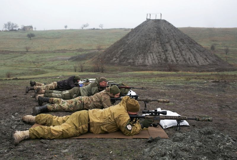 &copy; Reuters. Francotiradores de las fuerzas armadas ucranianas durante un entrenamiento en un campo de tiro cerca de la ciudad de Marinka en la región de Donetsk