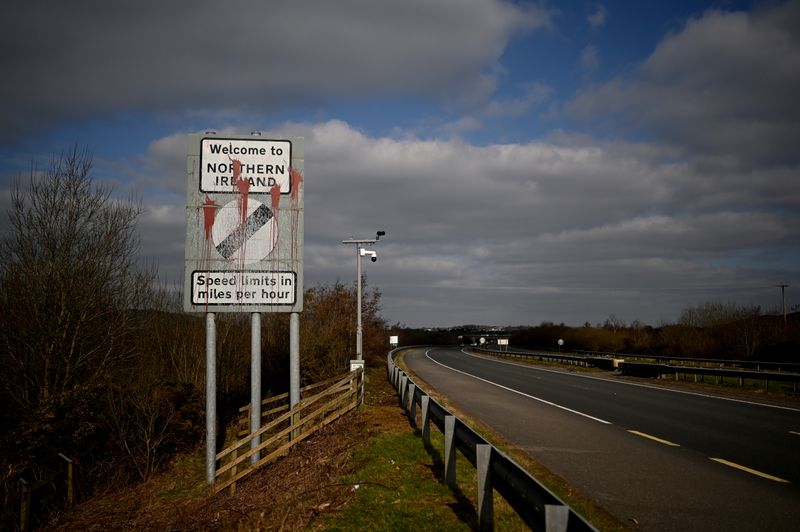 &copy; Reuters. Un cartel de &quot;Bienvenido a Irlanda del Norte&quot; en la frontera en Carrickcarnan, en la frontera entre Irlanda e Irlanda del Norte