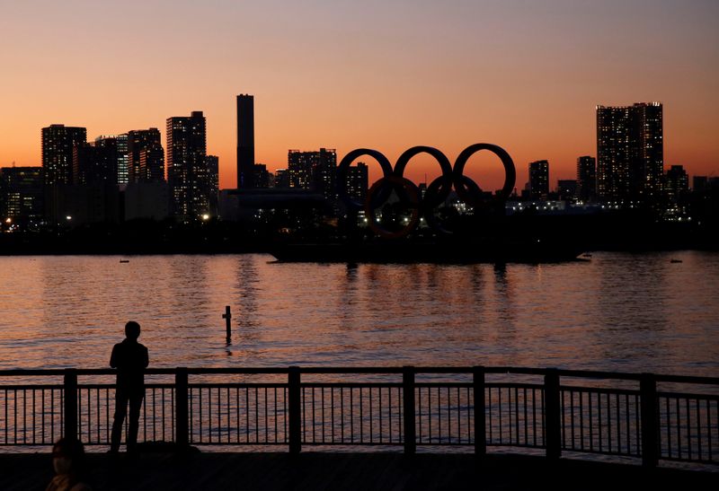 &copy; Reuters. Anéis olímpicos num fim de tarde em Tóquio