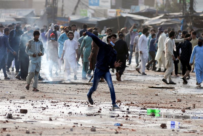 &copy; Reuters. باكستان تنشر قوات الأمن لفض احتجاجات دموية للإسلاميين وتحظر حركة متشددة