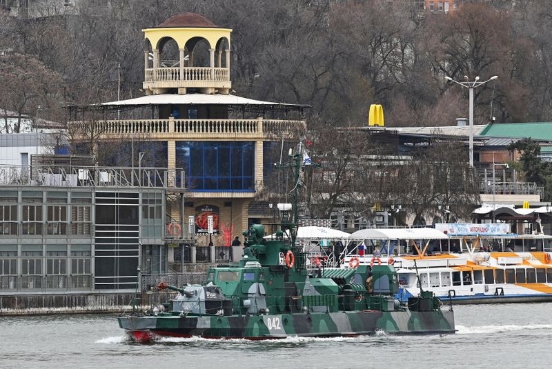 © Reuters. Shmel-class gunboat of the Russian Navy's Caspian Flotilla sails along the Don River in Rostov-on-Don