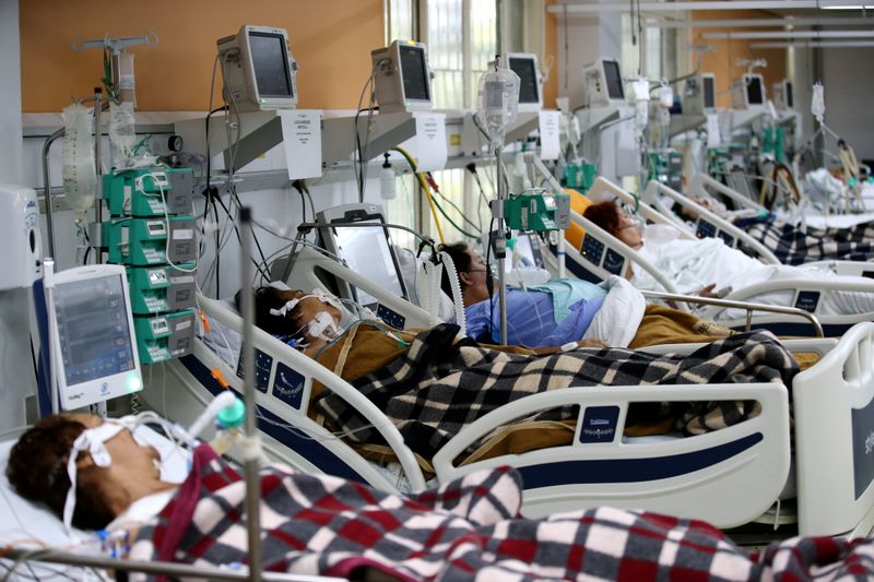 &copy; Reuters. Pacientes na sala de emergência lotada de hospital em Porto Alegre em meio à pandemia de Covid-19