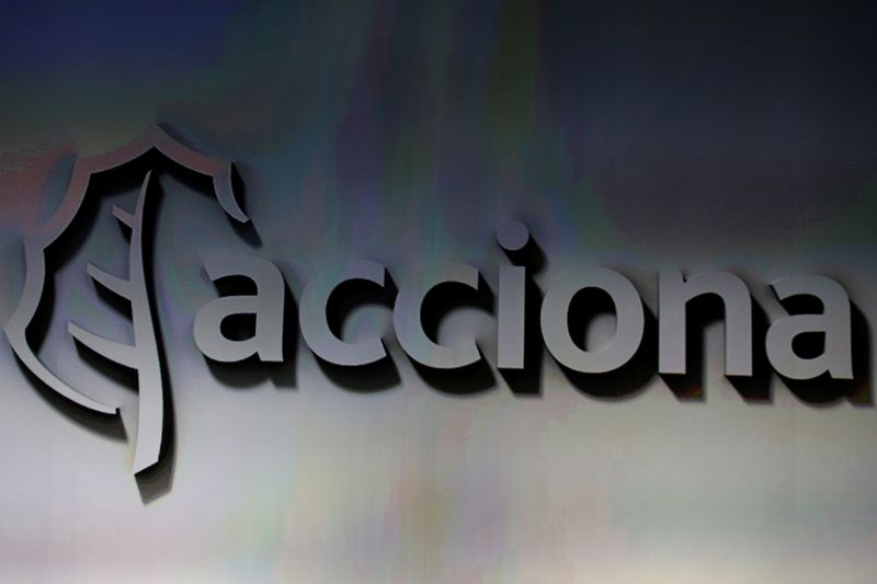 &copy; Reuters. FOTO DE ARCHIVO: El logotipo de Acciona en Alcobendas