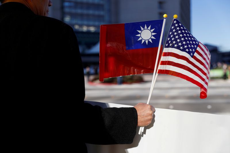 © Reuters. Manifestante com bandeiras de Taiwan e EUA em Burlingame, Califórnia (EUA)