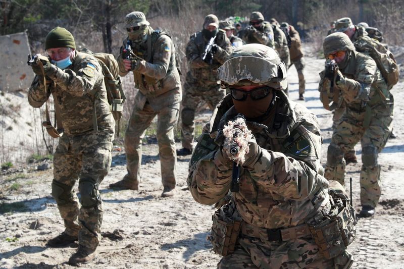 &copy; Reuters. FILE PHOTO: Ukrainian Territorial Defence Forces reservists attend military exercises on outskirts of Kyiv