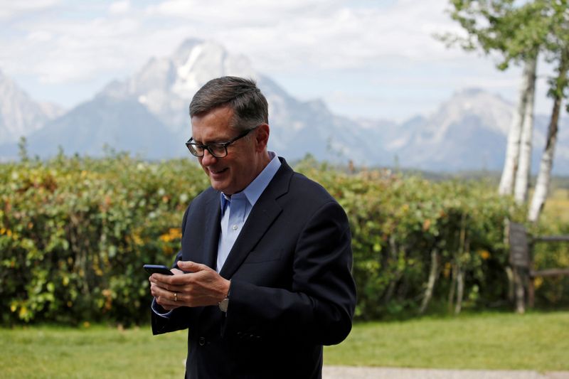 &copy; Reuters. FILE PHOTO: Federal Reserve Vice Chair Richard Clarida reacts as he holds his phone during the three-day &quot;Challenges for Monetary Policy&quot; conference in Jackson Hole