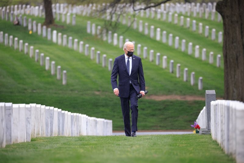 &copy; Reuters. U.S. President Biden visits Section 60 of Arlington National Cemetery in Arlington, Virginia
