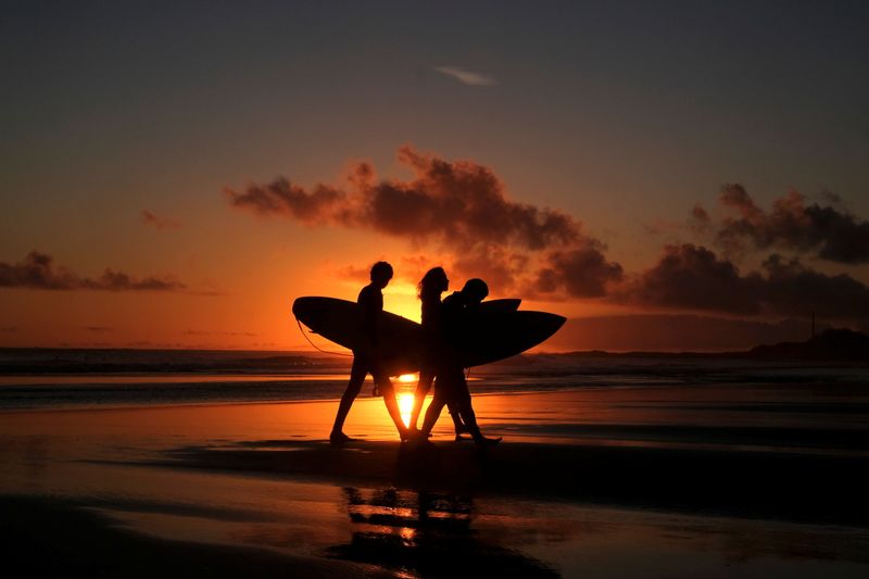&copy; Reuters. Surfistas em praia de Carcavelos, em Portugal