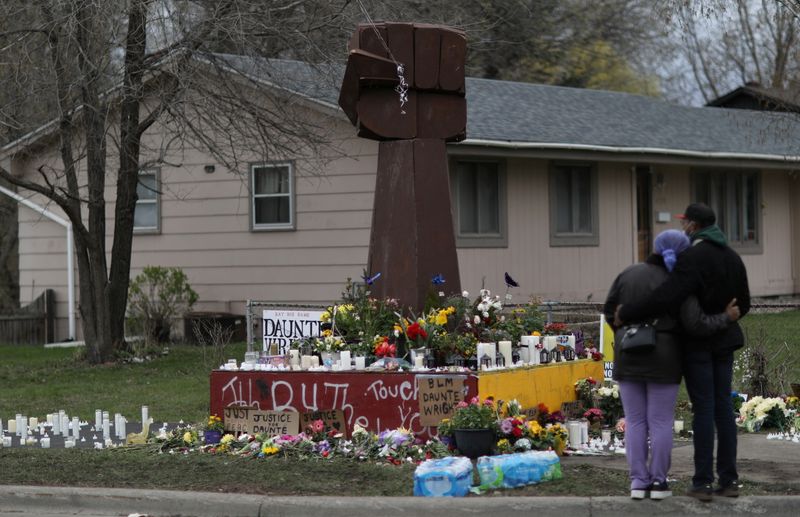 © Reuters. Friends mourn Daunte Wright at the site where he was killed by a Brooklyn Center police officer in Minnesota