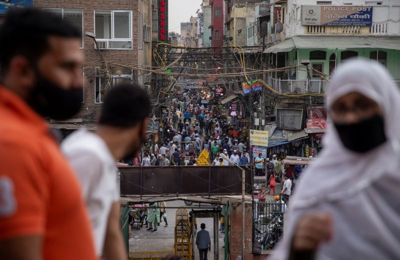 &copy; Reuters. FILE PHOTO: People are seen in a crowded marketplace amidst the spread of the coronavirus disease (COVID-19), in Delhi