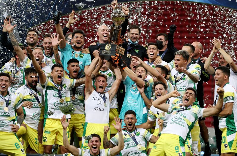 &copy; Reuters. ديفينسا يحرز لقب كأس السوبر بأمريكا الجنوبية