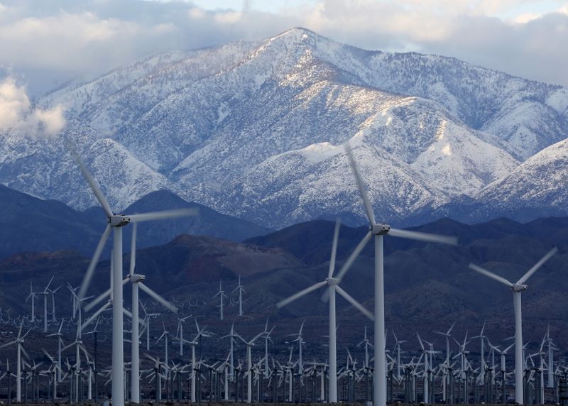 &copy; Reuters. FILE PHOTO: Snow is seen on the San Gorgonio Mountains behind a windmill farm in Palm Springs