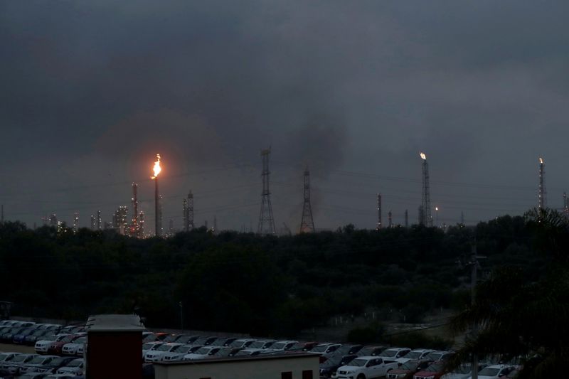 &copy; Reuters. FILE PHOTO: Excess natural gas is burnt, or flared, from Mexican state-owned Pemex&apos;s Tula oil refinery, located adjacent to the Tula power plant belonging to national power company Comision Federal de Electricidad, or CFE, in Tula de Allende