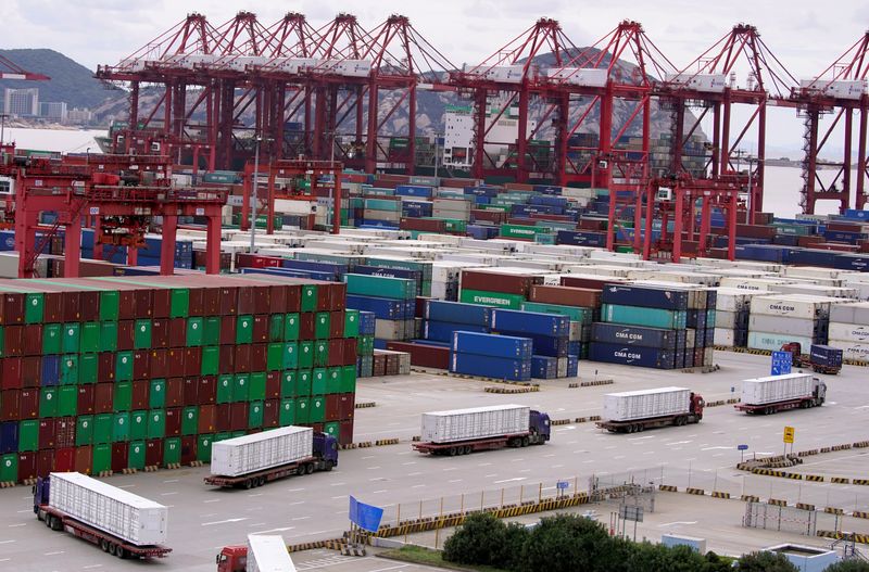 &copy; Reuters. FILE PHOTO: Containers are seen at the Yangshan Deep Water Port in Shanghai
