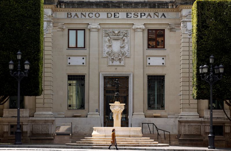 &copy; Reuters. Una mujer pasa por delante de una sucursal del Banco de España, durante la epidemia de coronavirus (COVID-19), en Sevilla