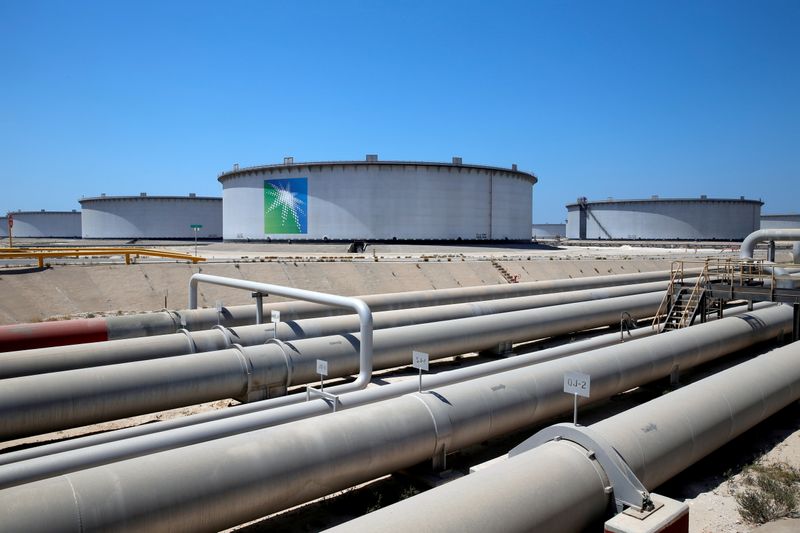 &copy; Reuters. FILE PHOTO: General view of Aramco tanks and oil pipe at Saudi Aramco&apos;s Ras Tanura oil refinery and oil terminal