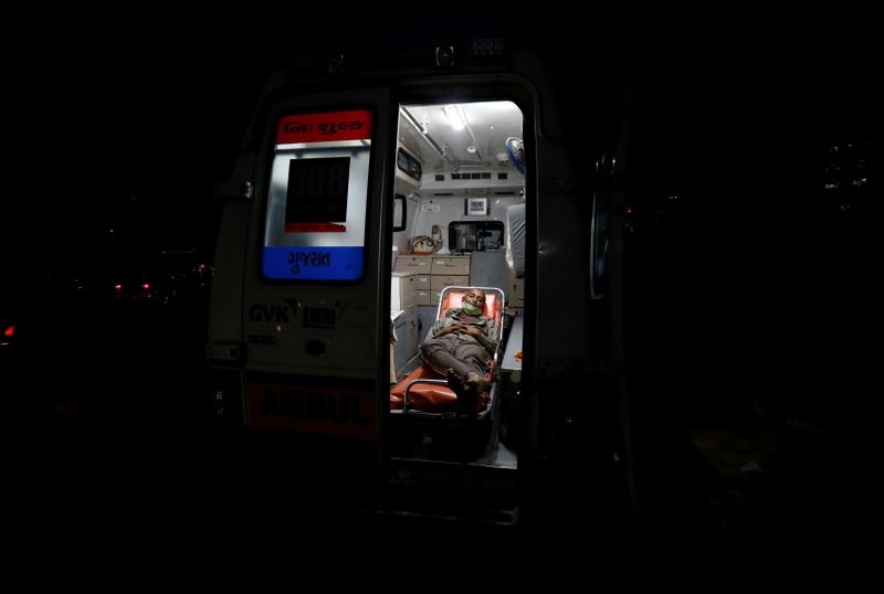 &copy; Reuters. A patient lies inside an ambulance waiting in a queue to enter a COVID-19 hospital in Ahmedabad