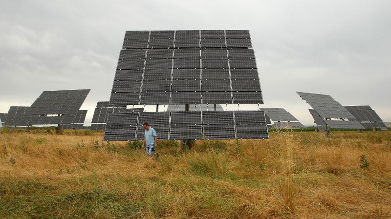 &copy; Reuters. Paneles solares de una pequeña granja solar en Linyola