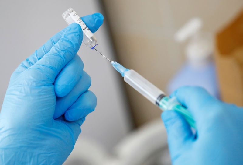 &copy; Reuters. A medical worker fills a syringe with a dose of the EpiVacCorona COVID-19 vaccine in Saint Petersburg