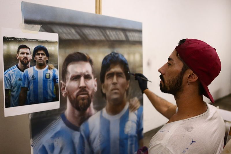 &copy; Reuters. Argentine artist immortalises soccer superstar Maradona with portraits, in Buenos Aires