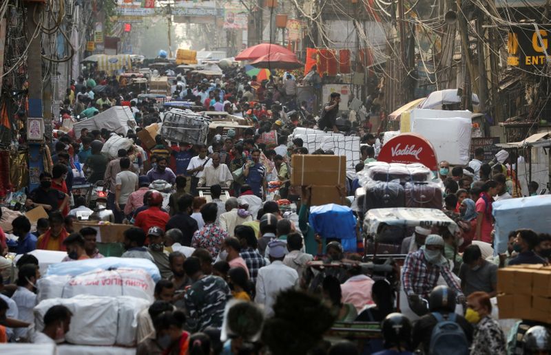 &copy; Reuters. Pessoas caminham em mercado lotado nos arredores de Délhi, na Índia, em meio à pandemia do coronavírus
