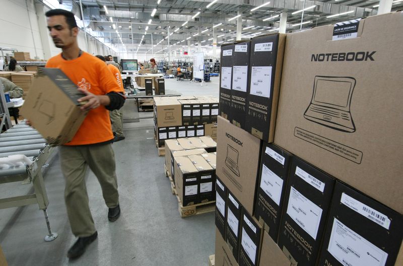 &copy; Reuters. Funcionário carrega caixa em fábrica da Positivo em Curitiba